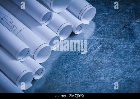 Progetti arrotolati su grattato vintage concetto di costruzione di fondo metallico. Foto Stock