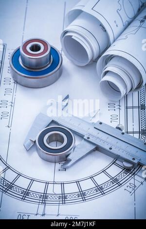 Immagine verticale dei piani di costruzione pinze scorrevoli in metallo cuscinetti a rotolamento su architettura BluePrint e concetto di costruzione. Foto Stock