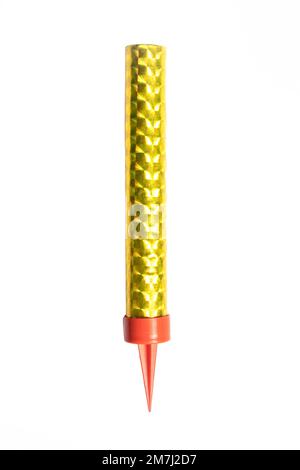 Torta fuochi d'artificio colore oro bastone isolato su sfondo bianco Foto Stock