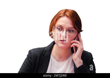 L'insegnante siede alla scrivania e parla telefonicamente alla scuola, isolato su uno sfondo bianco Foto Stock