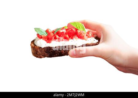 Donna tiene la bruschetta, colazione italiana in un bar estivo, isolato su uno sfondo bianco Foto Stock
