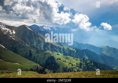 Panorama mozzafiato d'estate in Almaty montagne nuvolose nel Parco Nazionale Ile Alatau Foto Stock