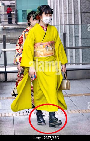 pic mostra: Sulla sua strada per la cabina fotografica di Purikura un po 'ribelle 20 anni sta indossando stivali dottor Marten bovver con il suo Kimono invece di Foto Stock