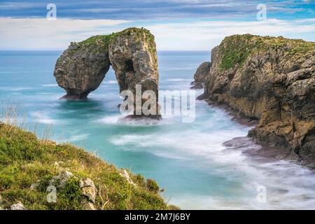 Castro de las gaviotas rock, Llanes, Asturias, Spagna Foto Stock