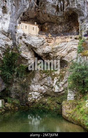 Santa Cueva de Covadonga santuario e grotta Santa, Covadonga, Asturie, Spagna Foto Stock