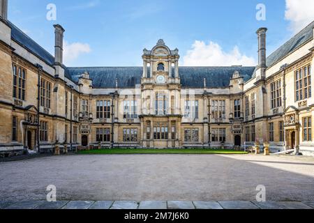 Il motto dell'università di Oxford dominus illuminatio mea scolpito sotto l'orologio sulle scuole di esame che costruiscono quadrangolo esterno Foto Stock