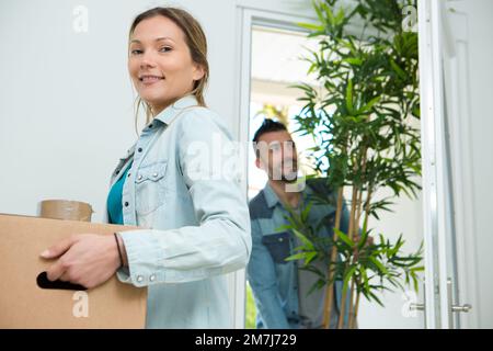 coppia mettere le loro scatole nella loro nuova casa Foto Stock