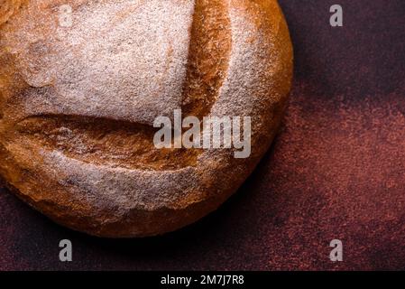 pane su piastra rotonda con coperchio in vetro su sfondo bianco