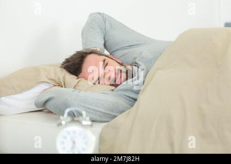 L'uomo soffre di brutto caso di insonnia Foto Stock