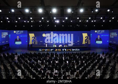 Pechino, Russia. 17th giugno, 2022. Il presidente russo Vladimir Putin partecipa alla sessione plenaria della 25th Petersburg International Economic Forum a St. Petersburg, Russia, 17 giugno 2022. Credit: Notizie dal vivo su Chen Qiang/Xinhua/Alamy Foto Stock