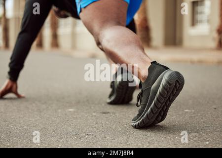 Runner, fitness o black man pronti per iniziare l'esercizio di corsa, allenamento cardio-sprinting o allenamento sportivo sulla strada cittadina. Vista posteriore, messa a fuoco o sana Foto Stock