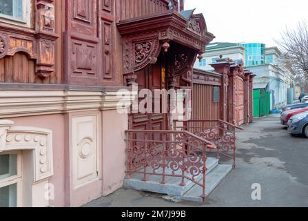 La città di Tyumen. Il portico della casa 'Burkovaa'. Monumento di architettura lignea del XIX secolo Foto Stock