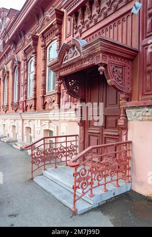 La città di Tyumen. Il portico della casa 'Burkovaa'. Monumento di architettura lignea del XIX secolo Foto Stock