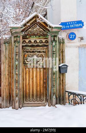 La città di Tyumen. Porte intagliate. Monumento di architettura lignea del XIX secolo Foto Stock