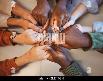 Tenendo le mani, vista dall'alto e preghiera di gruppo di persone con speranza, sostegno o fede, religione o lode spirituale. Comunità, lavoro di squadra e cristiano Foto Stock