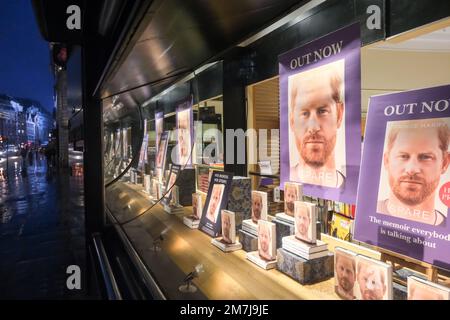 Waterstone's, Piccadilly, Londra, Regno Unito. 10th gennaio 2023. Il memoro del principe Harry, Spare va in vendita. Waterstone's on Piccadilly apre alle 8am:00, un cliente si era accodato per acquistare il libro. Credit: Matthew Chattle/Alamy Live News Foto Stock