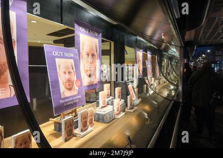 Waterstone's, Piccadilly, Londra, Regno Unito. 10th gennaio 2023. Il memoro del principe Harry, Spare va in vendita. Waterstone's on Piccadilly apre alle 8am:00, un cliente si era accodato per acquistare il libro. Credit: Matthew Chattle/Alamy Live News Foto Stock