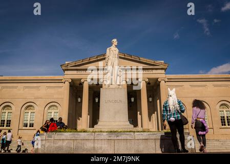 Statua di Abraham Lincoln di fronte alla Corte d'appello del Distretto di Columbia, situata nell'ex D.C. Municipio, un monumento storico nazionale, Wash Foto Stock