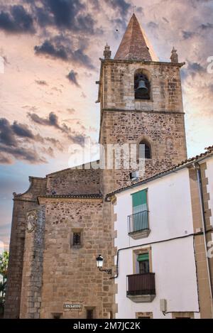 Vista del campanile della parrocchia di Santiago el Mayor a Caceres, Spagna Foto Stock