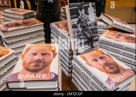 Londra, Regno Unito. 10th Jan, 2023. Biografia del Principe Harry (Duca di Sussex) Spare va in vendita (a metà prezzo) nel Regno Unito ad una prima apertura di Waterstones piccadilly. Credit: Guy Bell/Alamy Live News Foto Stock