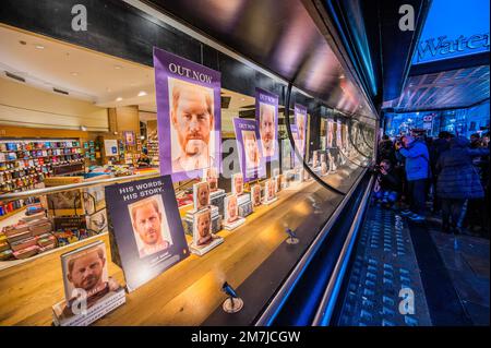 Londra, Regno Unito. 10th Jan, 2023. Solo un cliente sta accodando quando il negozio apre ed è ampiamente superato dai media. Ha detto 'so come Diana si sentiva ora' come lei ha lasciato con il libro - il principe Harry (Duca di Sussex) biografia Spare va in vendita (a metà prezzo) nel Regno Unito ad una prima apertura di Waterstones piccadilly. Credit: Guy Bell/Alamy Live News Foto Stock