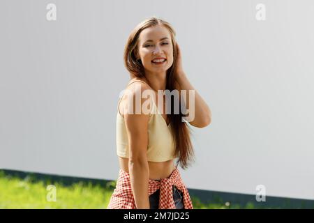 Ritratto all'aperto di felice giovane donna sportiva in abiti casual Foto Stock