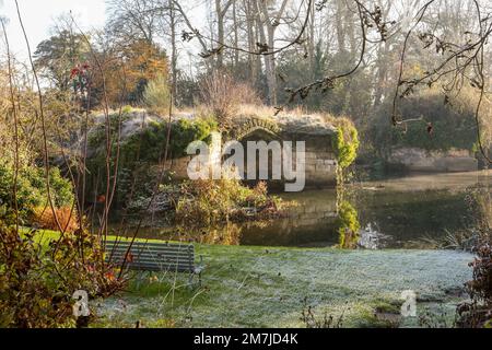 L'Old Castle Bridge nei giardini privati di Mill Street, adiacente ai giardini del castello di Warwick, Warwickshire Inghilterra Foto Stock