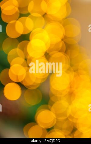 Luci di Natale astratto sfondo dorato in sfocatura Foto Stock