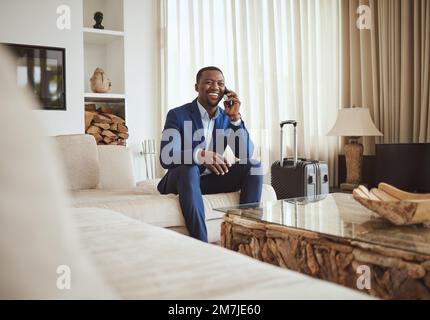 Buon uomo d'affari in hotel, chiamate su smartphone e comunicazioni di lavoro ad Atlanta. Giovane imprenditore nero, ascoltando l'audio su Foto Stock