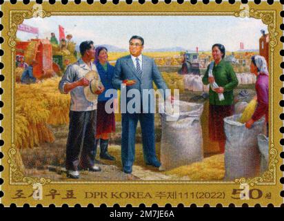 2022 francobollo per la Corea del Nord. 110th° anniversario di compleanno. Kim il-Sung parlando con i contadini vollective. Pittura Foto Stock