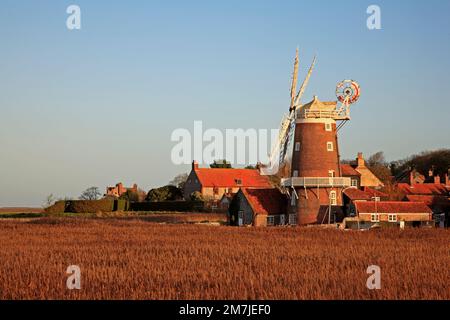 Una vista del caratteristico mulino a vento in una soleggiata giornata invernale nel tardo pomeriggio nel Nord Norfolk a Cley Next the Sea, Norfolk, Inghilterra, Regno Unito. Foto Stock