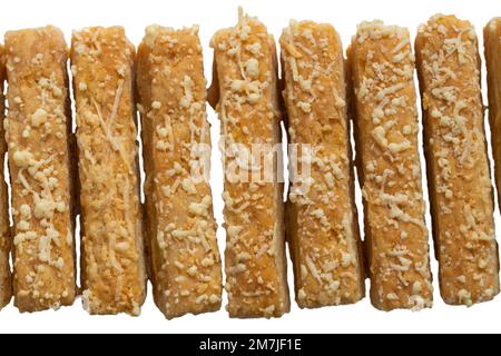 Il formaggio Roka Gouda incolla gli originali biscotti al formaggio su sfondo bianco Foto Stock