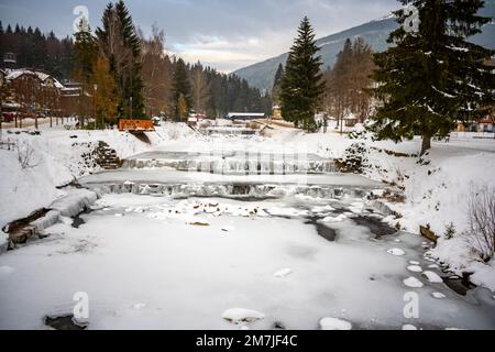 Fiume di Elba congelato a Spindleruv Mlyn in inverno. Città montana vicino a Hradec Kralove, repubblica Ceca Foto Stock