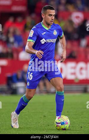 Siviglia, Spagna. 08th, gennaio 2023. Angel Algobia (16) di Getafe visto durante la partita di LaLiga Santander tra il Sevilla FC e Getafe all'Estadio Ramon Sanchez Pizjuan di Siviglia. (Photo credit: Gonzales Photo - Jesus Ruiz Medina). Foto Stock