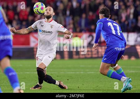 Siviglia, Spagna. 08th, gennaio 2023. Nemanja Gudelj (6) del Sevilla FC visto durante la partita di LaLiga Santander tra Sevilla FC e Getafe all'Estadio Ramon Sanchez Pizjuan di Siviglia. (Photo credit: Gonzales Photo - Jesus Ruiz Medina). Foto Stock