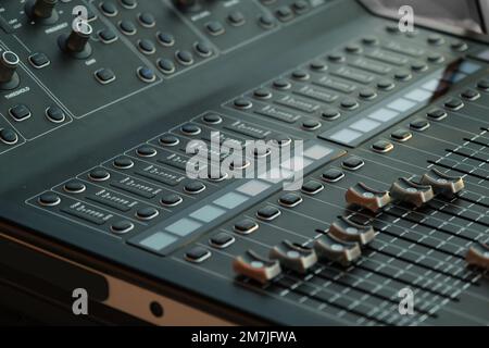 Primo piano dei pulsanti di un mixer audio dei dispositivi utilizzando in un concerto. Foto Stock