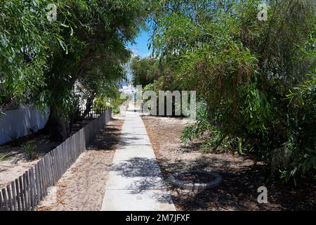 Farol Village strade pedonali, Isola di Culatra, Olhao, Algarve, Portogallo Foto Stock