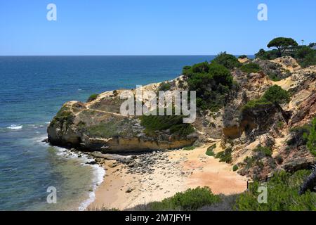 Spiaggia rocciosa, Olhos de Agua, Algarve, Portogallo Foto Stock
