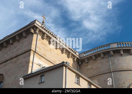 La facciata della Cattedrale di Cristo Re a Katowice, Slesia, Polonia. Modernismo classicista del XX secolo. Parete dolomitica di navata principale e frammento Foto Stock