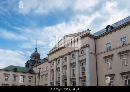 Palazzo vescovile a Katowice, Slesia, Polonia. Facciata anteriore di un edificio neoclassico costruito nel 1927-1933. Colonnato frontale, cornicione decorativo e wi Foto Stock