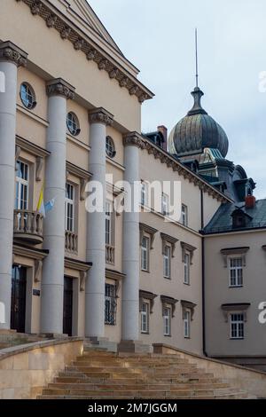 Palazzo vescovile a Katowice, Slesia, Polonia. Facciata anteriore di un edificio neoclassico costruito nel 1927-1933. Colonnato frontale, cornicione decorativo, metallo Foto Stock