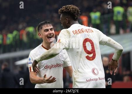 Milano, Italia, 8th gennaio 2023. Tammy Abraham di AS Roma festeggia con il compagno di squadra Paulo Dybala dopo aver segnato in tempo di infortunio per livellare la partita a 2-2 durante la Serie A partita a Giuseppe Meazza, a Milano. L'immagine di credito dovrebbe essere: Jonathan Moskrop / Sportimage Foto Stock