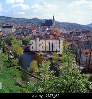 Cesky Krumlov nel 1994: Panorama-Blick von der Burg über die Moldau und die Altstadt zur St.Veit-Kirche * Cesky Krumlov: Vista dal castello sulla città vecchia con la chiesa di St.Veit Foto Stock