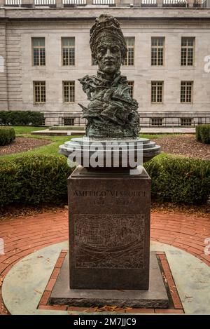 Statua Amerigo Vespucci, mercante italiano, esploratore e navigatore della Repubblica di Firenze, dal cui nome deriva il termine 'America', Wa Foto Stock