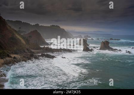 Costa Asturiana in tempo tempesta, Playa del Silencio, Cudillero, Asturie, Spagna Foto Stock