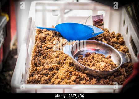 Una scatola di ciccioli di maiale in vendita sul mercato Foto Stock