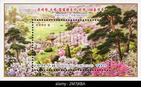 Francobollo ricordo della Corea del Nord del 2020 per celebrare il 108° anniversario della nascita di Kim il-sung, con Mangyongdae in fiore in primavera. Foto Stock