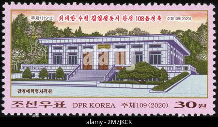 2020 timbro della Corea del Nord. 108th° anniversario della nascita di Kim il Sung, 1912-1994 - Museo rivoluzionario di Mangyongdae Foto Stock