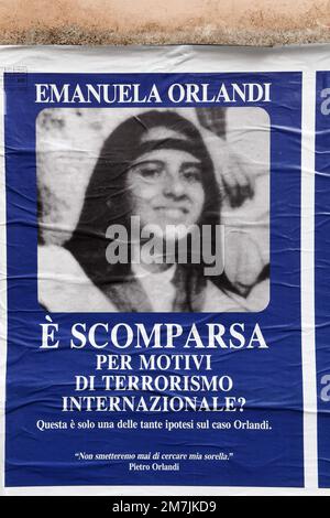 Roma, Italia, 10th gennaio 2022. Poster mancanti per Emanuela Orlandi a Roma, Italia, il 2022 ottobre. 40 anni dopo la sua scomparsa è stata aperta in Vaticano un'indagine sul caso di Emanuela Orlandi, figlia adolescente di un dipendente Vaticano scomparso a Roma il 22 giugno 1983. Il caso ha affluso l'Italia per quasi 40 anni e ha coinvolto la potente Santa sede. Credit: Abaca Press/Alamy Live News Foto Stock