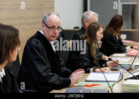 10 gennaio 2023, Sassonia, Dresda: Andreas Ziegel (2nd da sinistra), presidente del giudice, prende posto prima del processo nel caso della rapina di gioielli della volta Verde nel Palazzo di residenza di Dresda presso la Corte superiore Regionale di Dresda nel novembre 2019. Tre settimane dopo che il bottino del furto della storica Green Vault Dresden è stato sequestrato, il processo continuerà presso la corte regionale. I gioielli rubati durante il rodaggio al famoso museo il 25 novembre 2019, erano scomparsi senza traccia per più di tre anni. Nella notte del 17 dicembre 2022, una parte significativa del bottino era s. Foto Stock